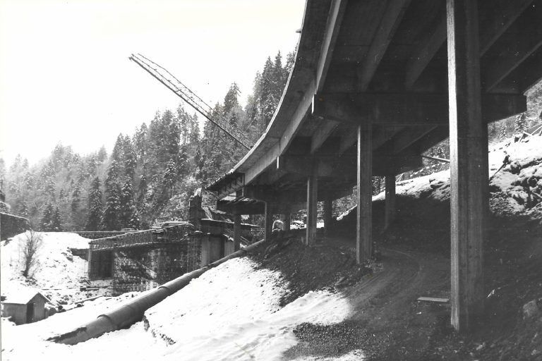Als die Tuppenbrücke zu Bauschutt wurde: Brückenbaustelle rund ein Jahr nach der Sprengung. Im Bild links unten ist noch die Druckleitung zum längst stillgelegten Egger E-Werk erkennbar.