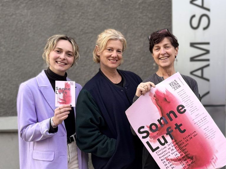 Produktionsleiterin Maria Höfler, Dramaturgin Maria Fliri und Regisseurin Brigitte Walk vor der Premiere.