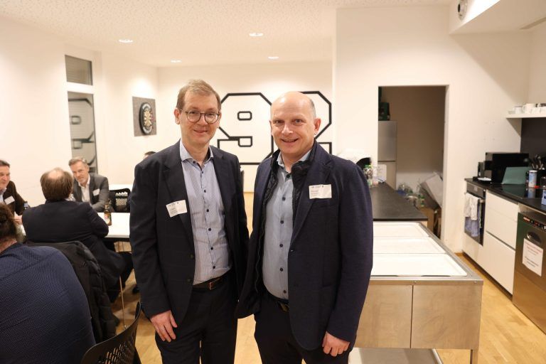 Führungsarbeit im Fußballbereich: Jürgen Kaufmann (Raiba) und Roland Bartenbach (Faigle Group).