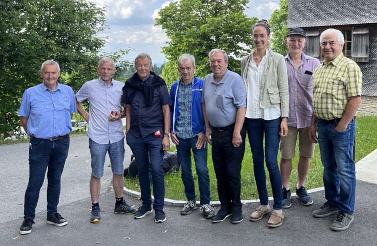 Grenzenlos in Sachen Kunst: Eine kleine Gruppe von insgesamt etwa 20 Hobby-Künstlerinnen und -Künstlern der Arge Kunst am Berg Sulzberg.