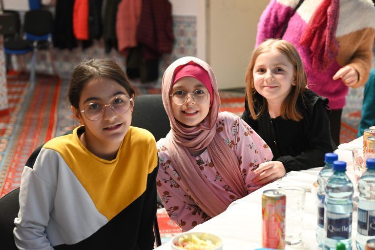Gemeinsames Fastenbrechen in der Atib-Moschee: Zusammen essen, reden und Zeit verbringen. Gemeinschaft wird in der Moschee groß geschrieben.