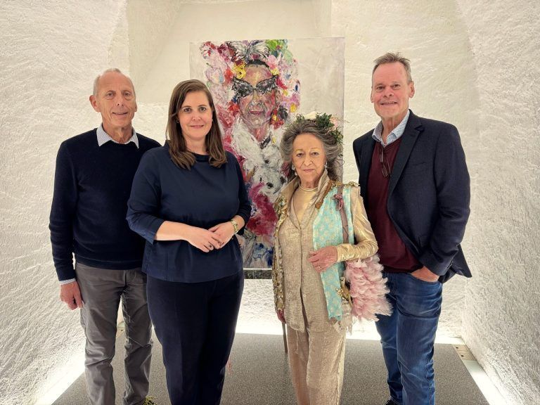 Künstlerin Helga Färber-Dittrich mit Vizebürgermeister Reinhold Schneider, Falkenhorst-Geschäftsführerin Verena Burtscher und Vernissageredner Thomas Schiretz bei der Ausstellungseröffnung.
