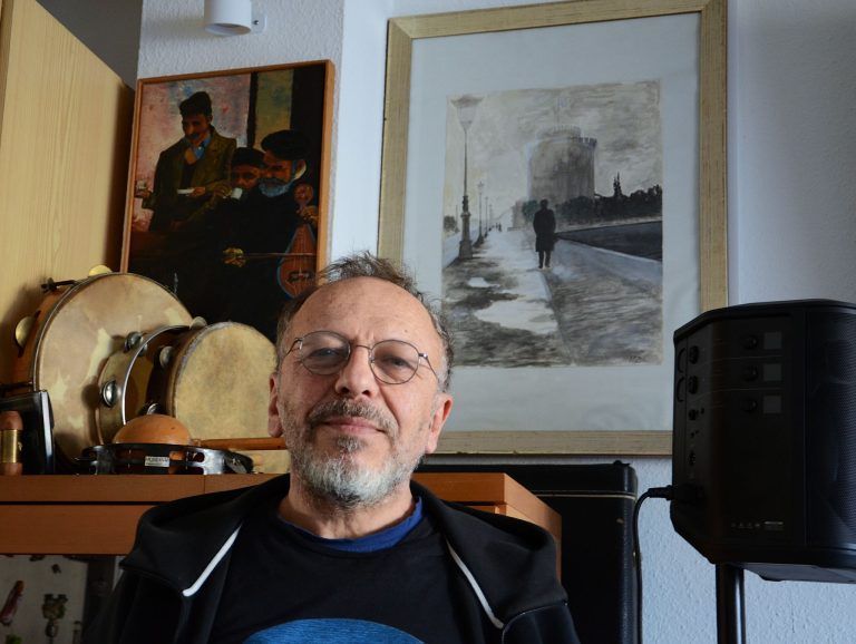 Zwischen Höhen und Tiefen: Der 65-Jährige ist auch Maler. Die Bilder an der Wand sind eigene Werke. HRJ