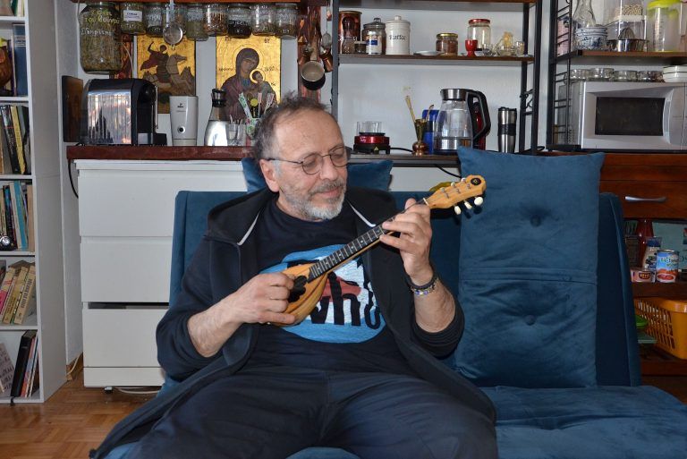 Zwischen Höhen und Tiefen: Lazaros Stertsos stimmt auf der Baglama ein Lied aus seiner Heimat Griechenland an. HRJ