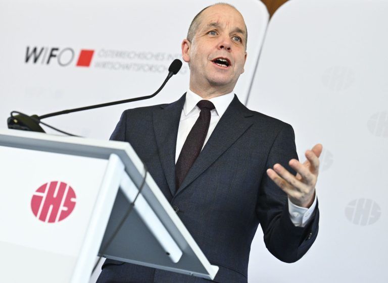 Wirtschaft im freien Fall: Wifo und IHS fordern, Länder und Gemeindeverband sind bereit