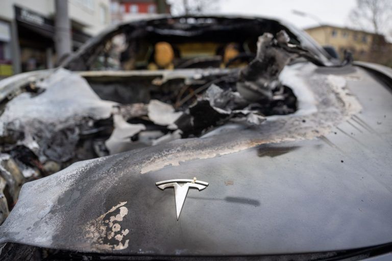 ABD0071_20250314 – BERLIN – DEUTSCHLAND: 14.03.2025, Berlin: Im Berliner Stadtteil Steglitz steht ein ausgebranntes Auto der Marke Tesla. Vier Teslas sind in der Nacht in Berlin mutma§lich angezndet worden. Es knnte sich um Brandanschlge von Extremisten gehandelt haben. Der fr politische Taten zustndige Staatsschutz im Landeskriminalamt (LKA) der Polizei ermittelt. Ein politisches Motiv der Tter […]