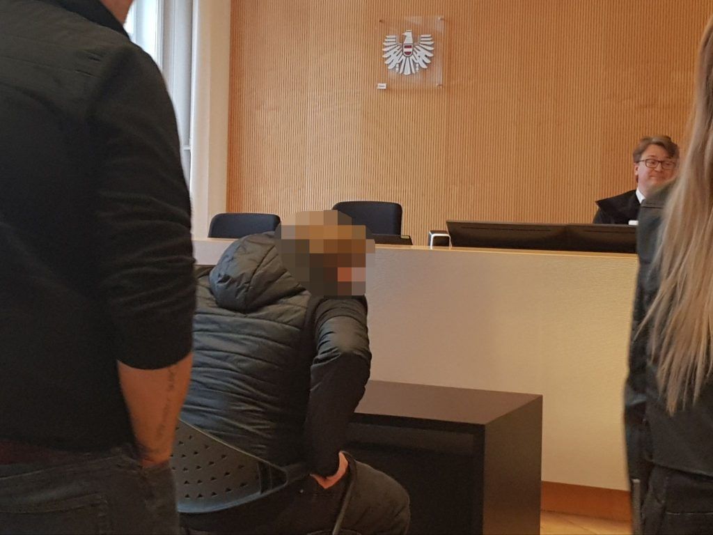 16-jähriger wegen Kinderpornografie angeklagt