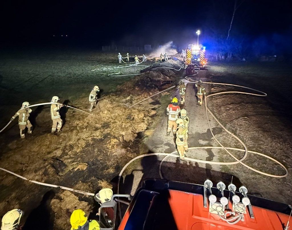 Misthaufen in Flammen