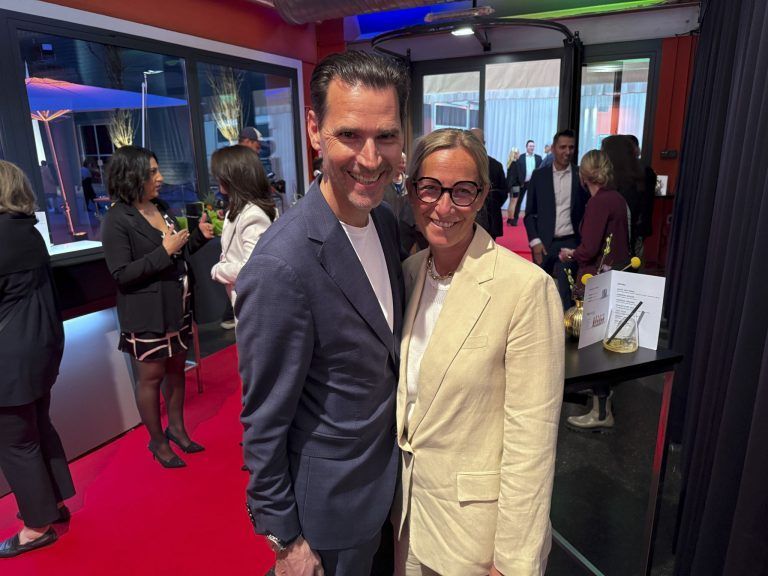 Claudia und Paul Mathis (Weirather Uhren Schmuck) feierten mit den Jubilaren