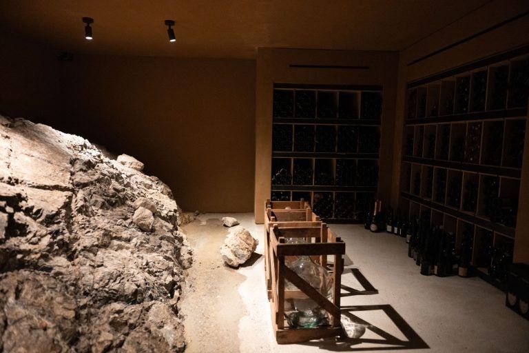 Josef Neulinger, Falstaff-Sommelier des Jahres, zeigt uns den Weinkeller im Almhof Schneider