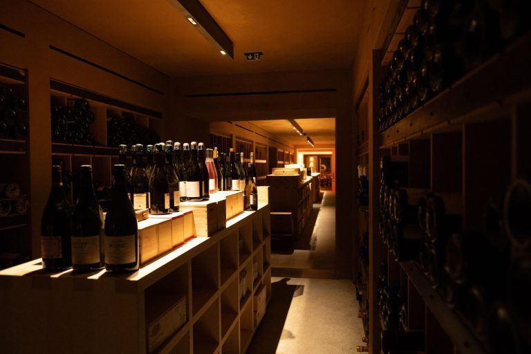 Josef Neulinger, Falstaff-Sommelier des Jahres, zeigt uns den Weinkeller im Almhof Schneider