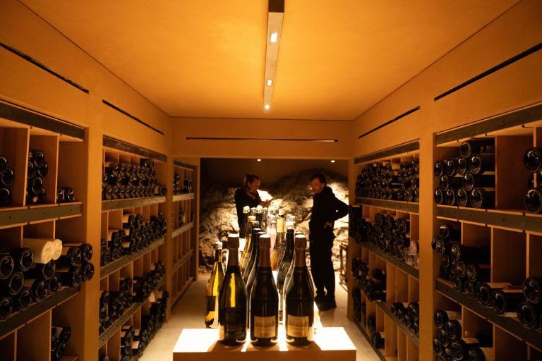 Josef Neulinger, Falstaff-Sommelier des Jahres, zeigt uns den Weinkeller im Almhof Schneider