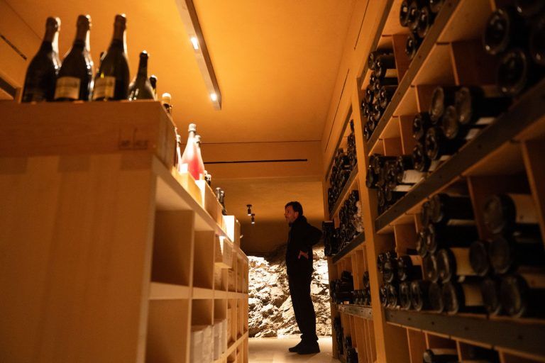 Josef Neulinger, Falstaff-Sommelier des Jahres, zeigt uns den Weinkeller im Almhof Schneider
