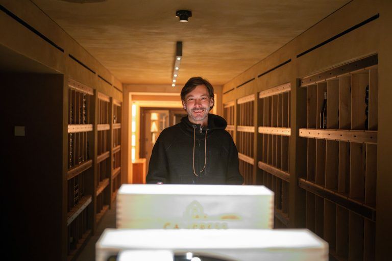 Josef Neulinger, Falstaff-Sommelier des Jahres, zeigt uns den Weinkeller im Almhof Schneider