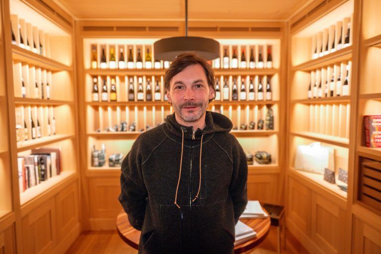 Josef Neulinger, Falstaff-Sommelier des Jahres, zeigt uns den Weinkeller im Almhof Schneider