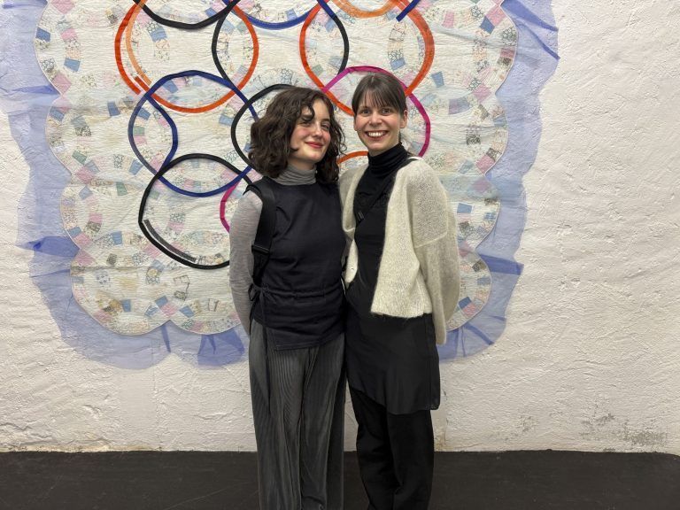 Emily Heinzen und Charlotte Wahl beim Rundgang durchs Untergeschoß