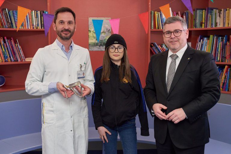 Maßgeschneidertes 3D-Implantat für 14-jährige Tumorpatientin