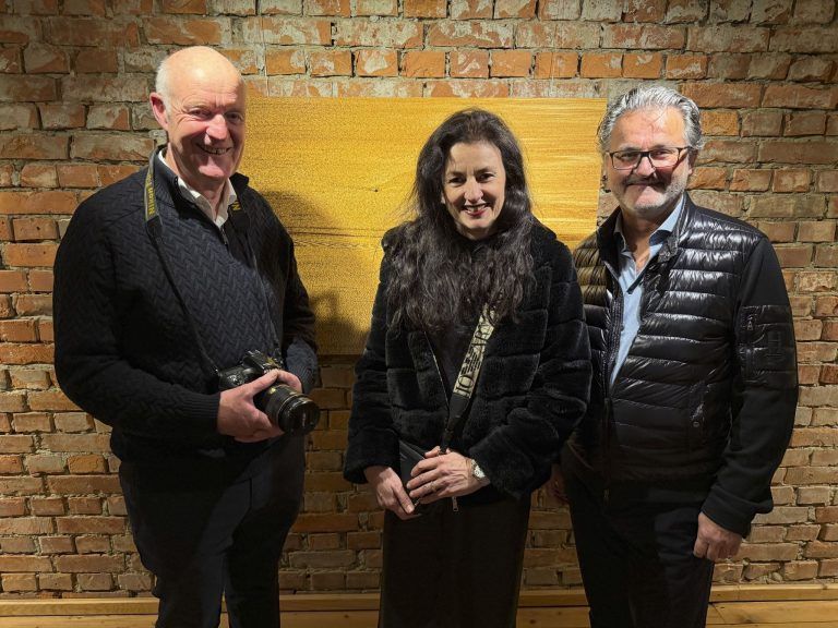 Fotokünstler Hermann Praeg bei der Eröffnung mit Evelyn und Architekt Dieter Gross