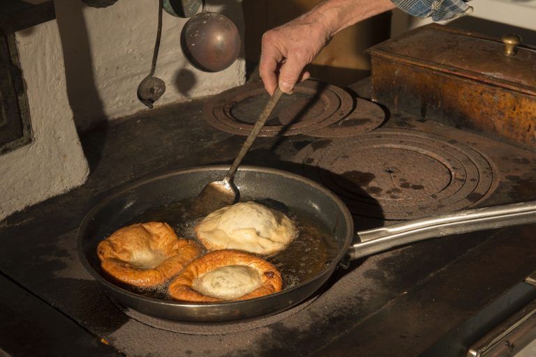 Funken im Montafon, Funkensonntag, Fackelschwingen, Scheibenschlagen, Brauchtum, Funka Küachli