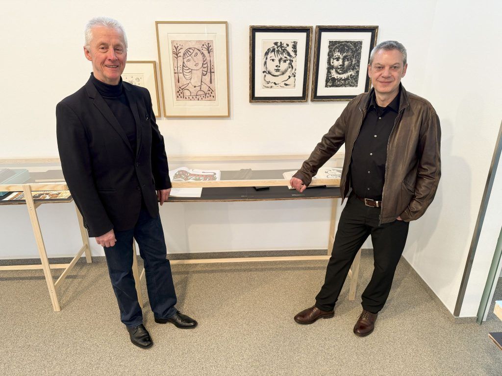 Ausstellung mit Büchern im Mittelpunkt
