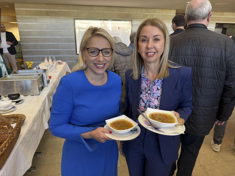 Genossen bekocht zu werden: LA Nicole Feurstein-Hosp und Landtagsdir. Borghild Goldgruber-Reiner