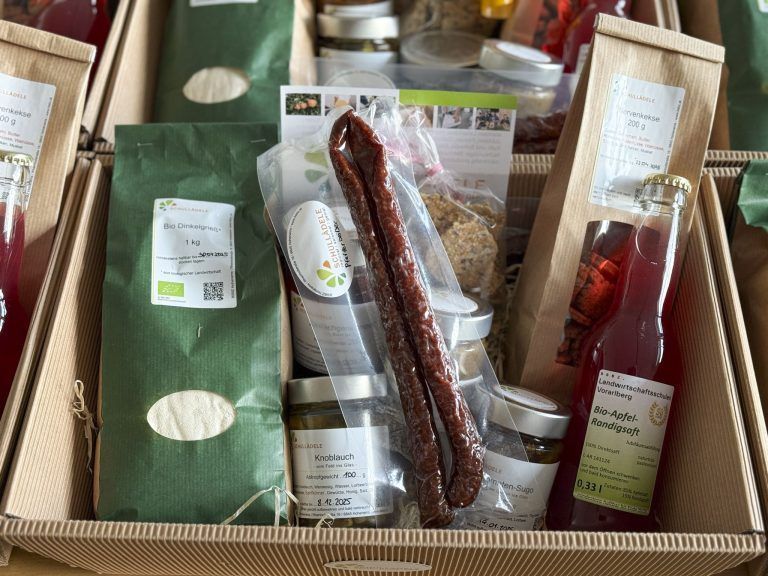 Geschenkskörbe mit Schulprodukten für die Ehrengäste
