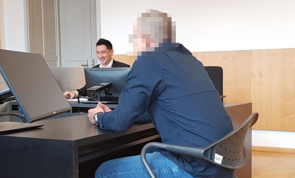 Toilettenpapier angezündet und Gefängniszelle geflutet