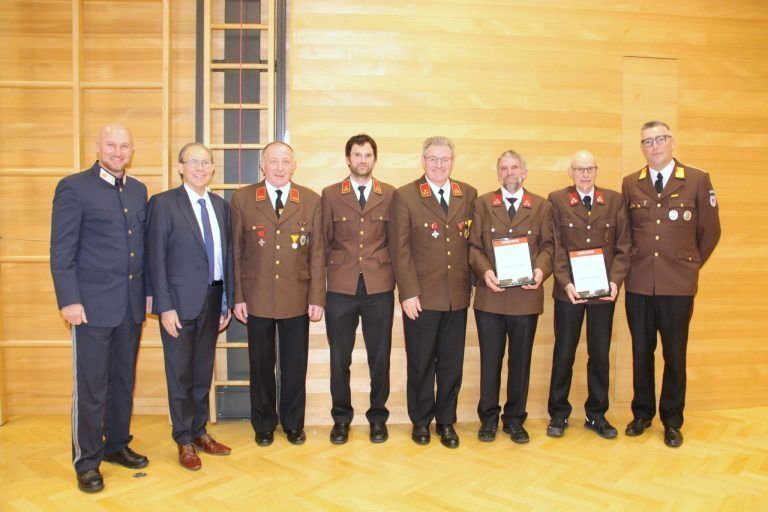 Festlicher Akt: Auszeichnung der verdienstvollen Kameraden der Bucher Wehr bei der Generalversammlung 2025. - © Handout FW Buch (Greber/Stocklasa)