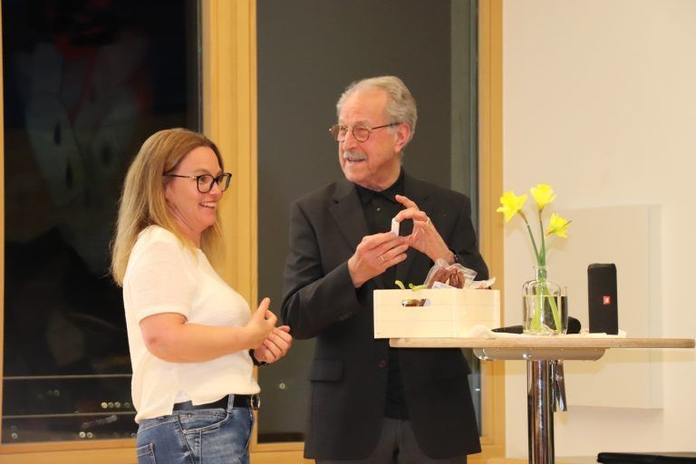 Obfau Claudia Gunz im Gespräch mit Alt-Bgm. Erwin Mohr. - © Natascha Moosbrugger