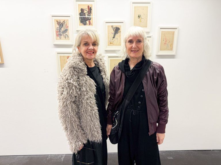 Künstlerin Edith Hofer und Marina Hämmerle bestaunten die Werke
