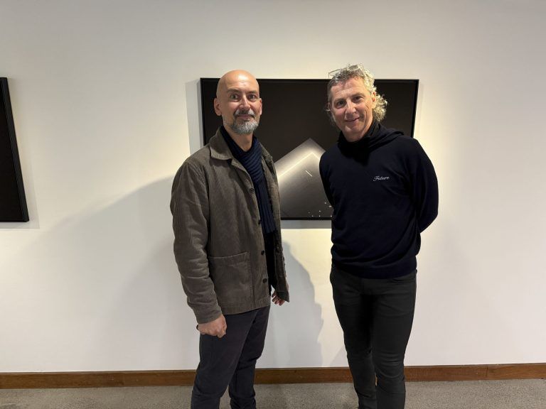 Leuchtenspezialist Denis Vellacher (Studio Thalbach) mit Klaus Feldkircher (9und20)