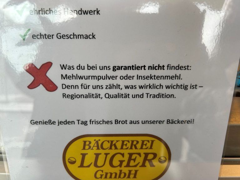 Mehlwurmpulver; Insektenpulver; Bäckerei Luger, Dornbirn; Hinweisschild