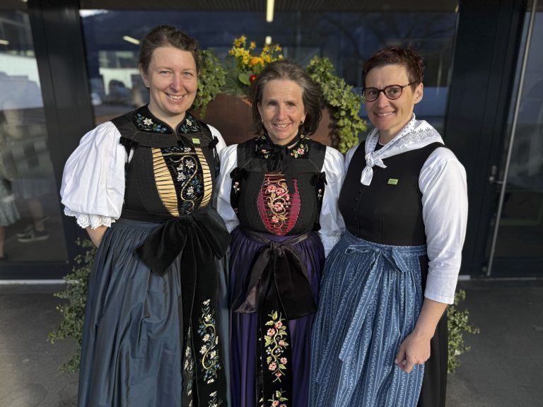 Nadine Tschugmell-Konzett, Andrea Stüttler und Kerstin Keßler kamen in Montafoner Tracht