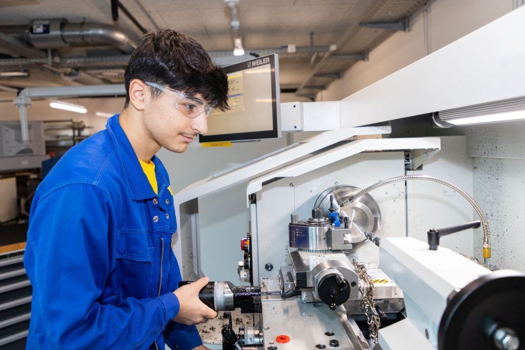 Alles neu und &#8220;spritzig&#8221; Was Elektriker und Metalltechniker in dieser Firma erwartet