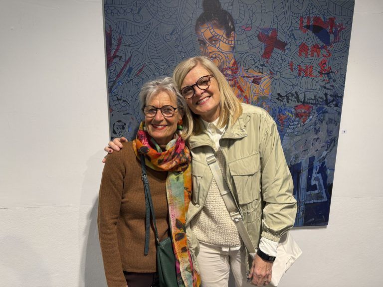 Renate Schade und Heide Flatz vor Bolters _Genug__