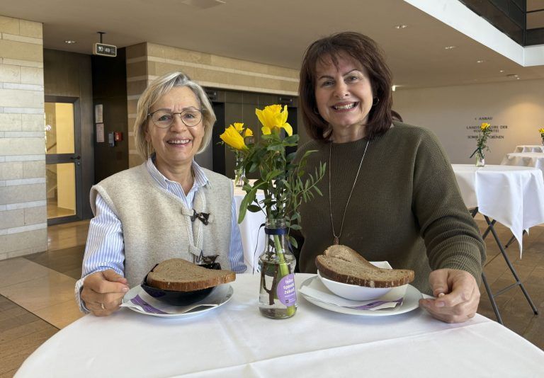 Suppe und Brot bei Gabi Unterkofler und Gerda Jäger