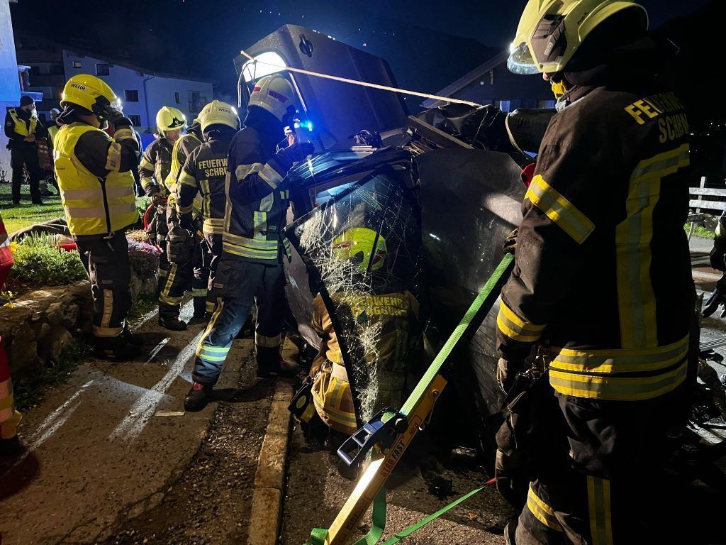 Mit Pkw durch die Luft geschleudert und gegen Baum geprallt