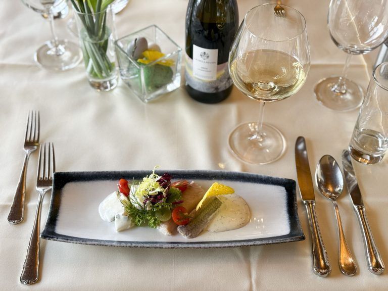 Weißwein zu Mousse und Filet von der Räucherforelle an Zitronensauce
