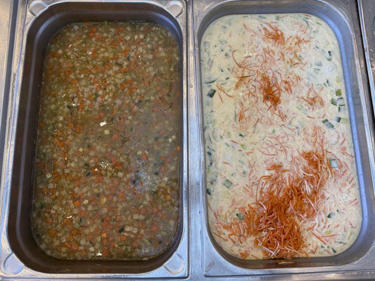 Zur Auswahl standen Gerstensuppe und Dinkelsuppe mit Wurzelgemüsestreifen