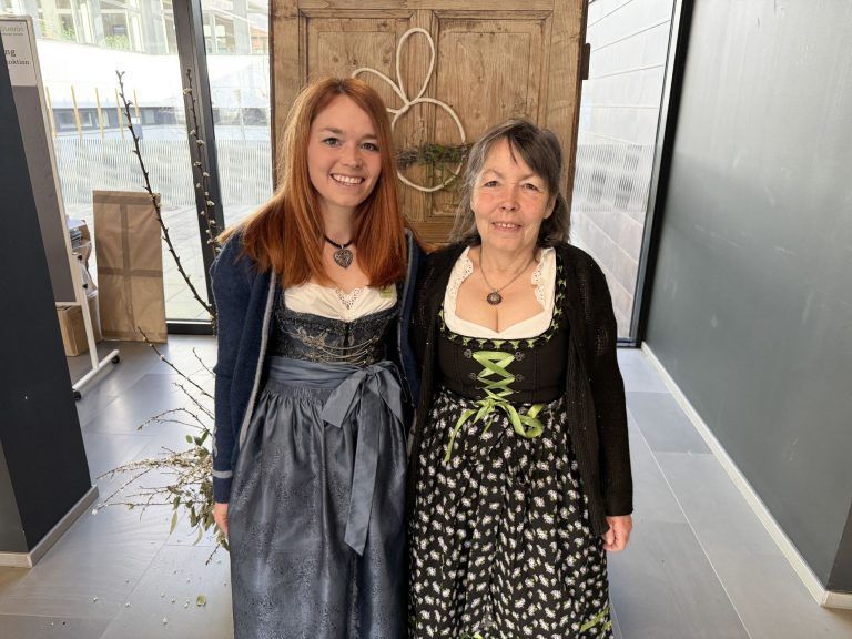 Zwei Generationen Bäuerinnen: Barbara und Mama Johanna Meyer (Brand)