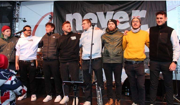 Halbzeit bei Ski&Concert in Warth: Mit mehreren Zugaben überzogen Never Mind ihren Auftritt und bedankten sich artig beim Publikum für das begeisterte Mitgehen.