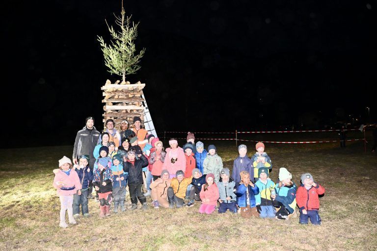 Dalaaser Funken brannte lichterloh: Kinder halfen tatkräftig mit, den Kinderfunken zu bauen.