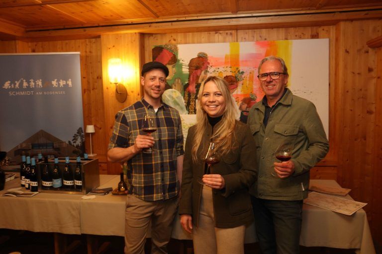 Schlemmerfestival zumn Saisonschluß: Weinanbieter Jochen Feiertag, Lisa Vollmayer und Bernhard Moritz.