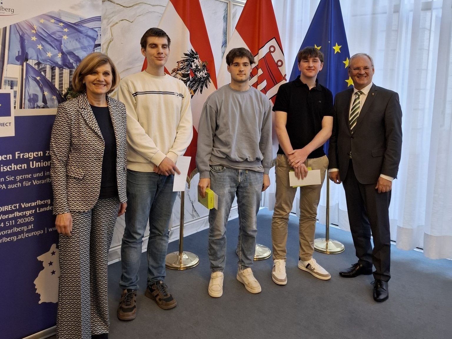 HTL Dornbirn glänzt beim Europaquiz: Die drei HTL Schüler mit Landtagspräsident Harald Sonderegger und Landesrätin Barbara Schöbi-Fink .