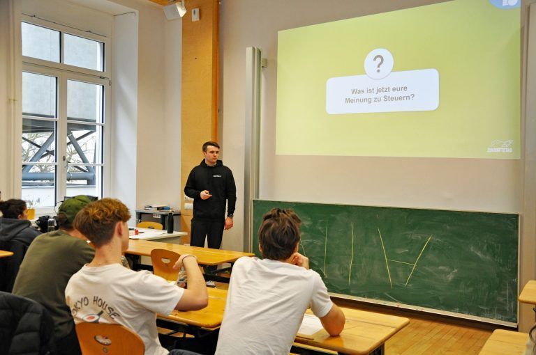 Gut vorbereitet für die Zukunft: Ben Schwertner von der gemeinnützigen „Initiative für wirtschaftliche Jugendbildung gGmbH“ (IWJB) referierte zum Thema Steuern.