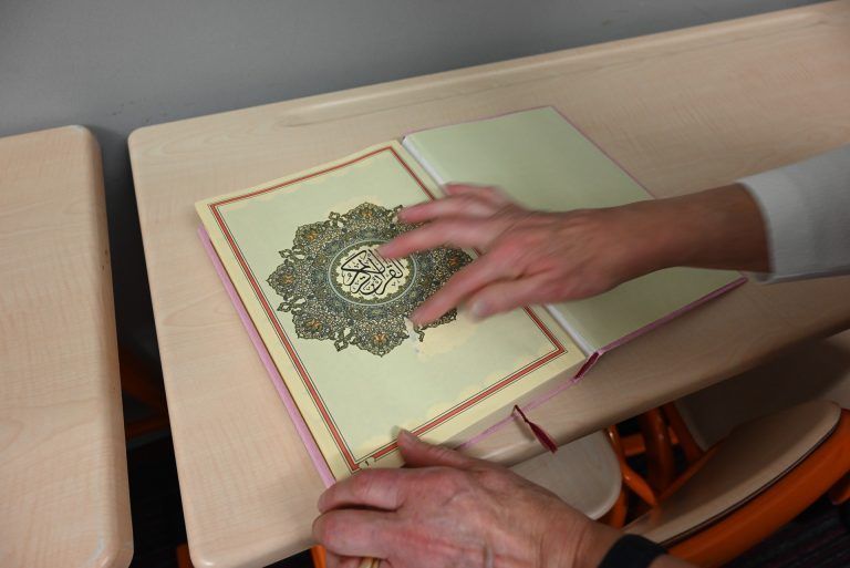 Gemeinsames Fastenbrechen in der Atib-Moschee: Fasziniert begutachtet Franziska das Buch mit der arabischen Schrift.
