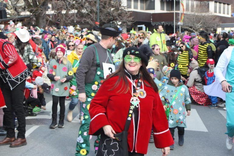 Rankweil war fest in Narrenhand: KG Bifang war mit vielen Kids mit dabei. Katharina Wöß-Krall mit Vizebgm. Andreas Prenn hatten alle Hände voll zu tun. Bürgermeisterin Katharina Wöß-Krall verteilte Zückerle zuhauf. Katharina Wöß-Krall schenkte den Kids Süßes. Andreas Prenn im Stress mit Verteilen der Süßigkeiten. Eine Abordnung vom Närrischen Kleeblatt mit Obfrau Monika Dobler (r.). Monika Dobler an der vordersten Front hatte alles im Griff. Monika Dobler verteilte auch noch Süßes. Monika Dobler sprach auch mit den Kids. KG Montfort war auch gut vertreten. Jungmusik Rankweil-Meiningen. Simone und Aurelia hatten viel Spaß. Angelika und Patricia waren mit dabei. KG Bifang mit den Pädagoginnen. (Bildergalerie)
