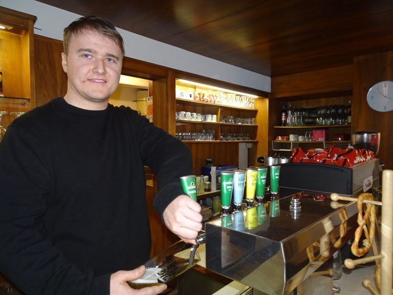 „Mein Arbeitsplatz ist auch mein Wohlfühlort“: Samuel Schmid ist Kaffeehauswirt mit Leib und Seele.