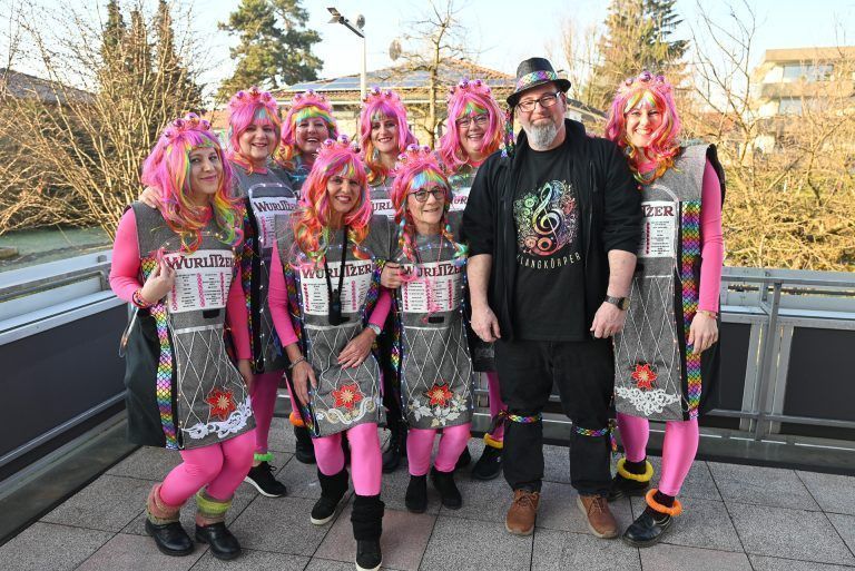 Faschingsfreude aus Lustenau : Gemeinsam mit ihrem Fahrer Harald kommen sie zu ihren Gästen.