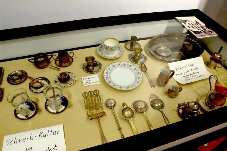 Ein Haus, das Geschichte atmet: Der Geschichte des Gebäudes und der Besitzerfamilien Bickel und Würbel, fünf Generationen, ist die Ausstellung im Stadtlabor im Würbel-Haus gewidmet.